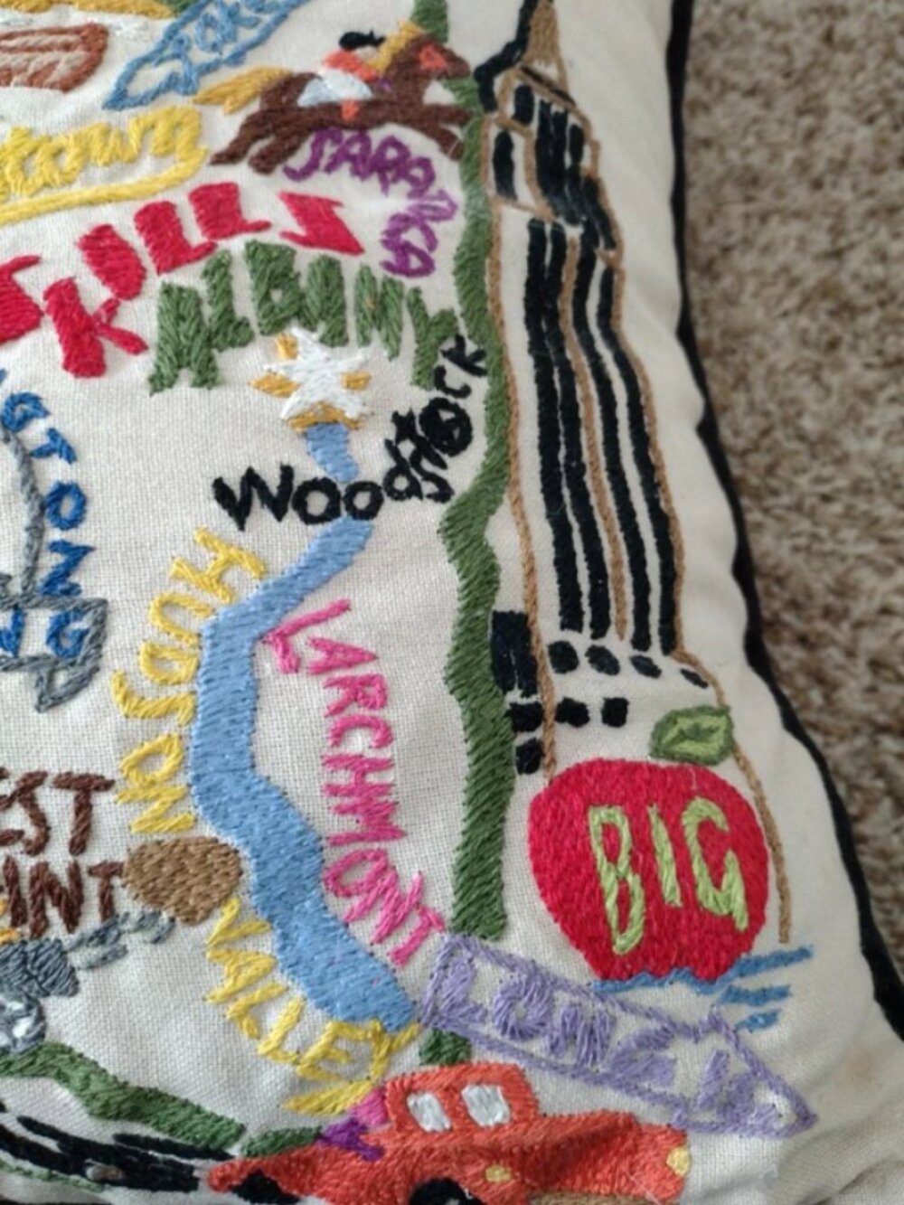 Catstudio New York Pillow Hand Embroidered, Iconic Places - Picture 8 of 16